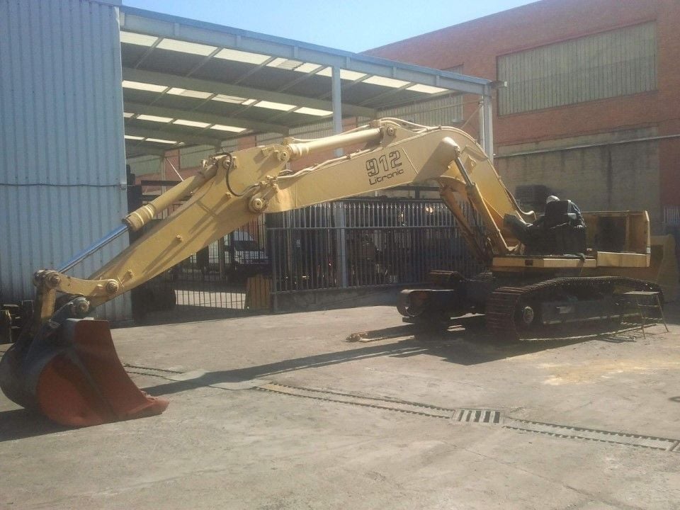 1995 Liebherr R912LI crawler excavator, side view
