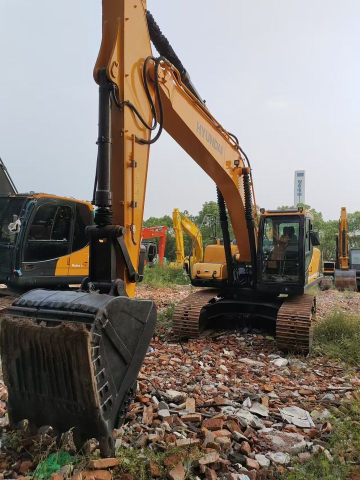 2019 Hyundai R220LC-9S crawler excavator, front three-quarter view