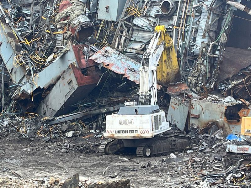 2002 Liebherr R984C crawler excavator rear view