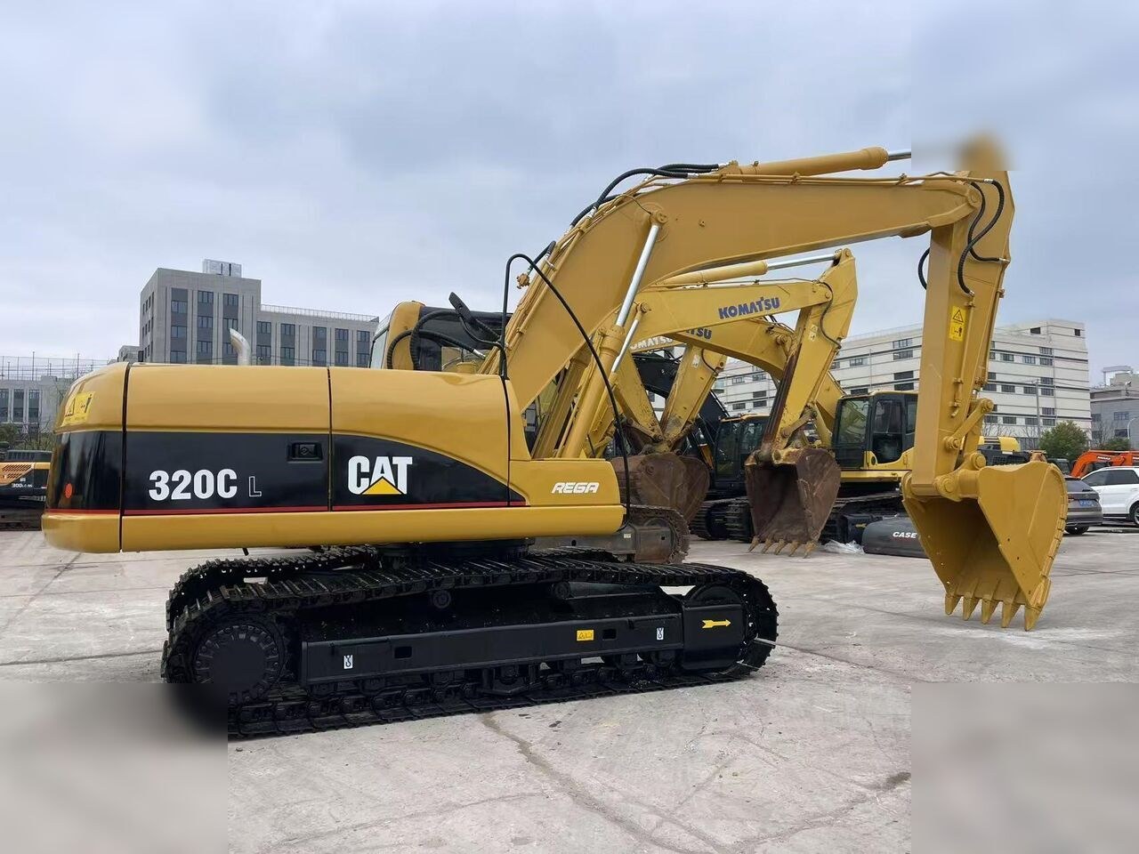 Excavadora de orugas Caterpillar 320CL 2012, vista lateral