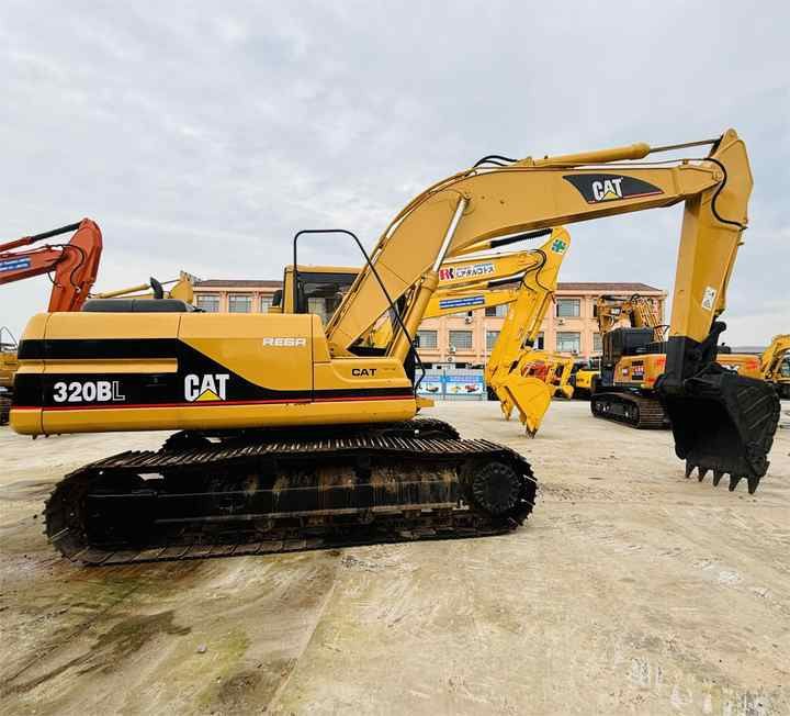 2015 Caterpillar 320BL crawler excavator, side view