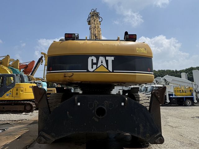 2005 Caterpillar M325C material handler rear view