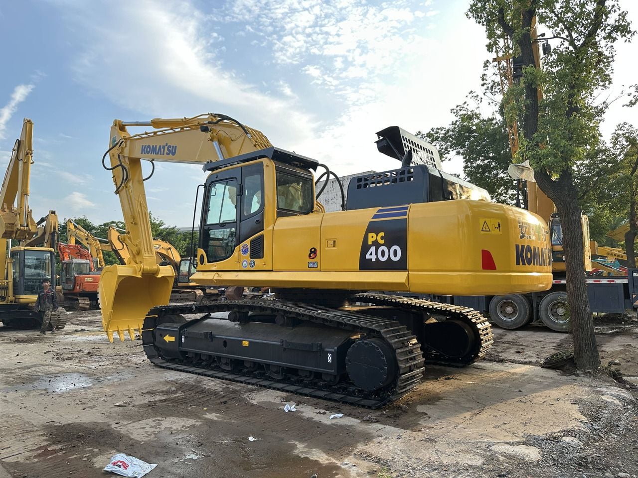 2022 Komatsu PC400 crawler excavator, side view 2022 Komatsu PC400 crawler excavator, side view