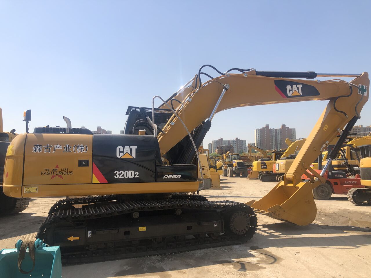 Escavatore cingolato Caterpillar 320D2 del 2025, vista laterale