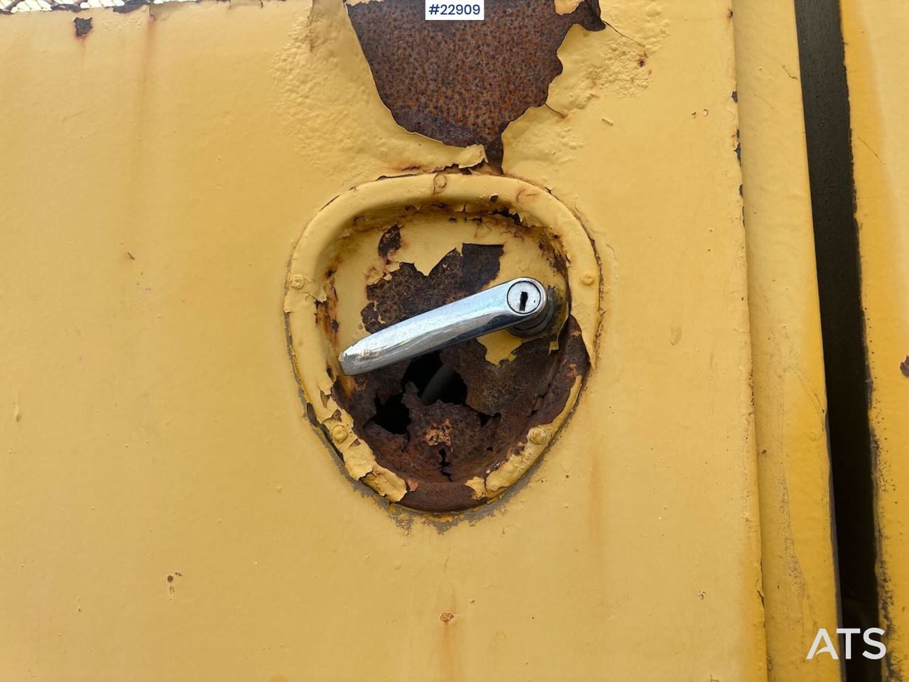1985 Åkerman H14B crawler excavator door handle detail 1985 Åkerman H14B crawler excavator door handle detail