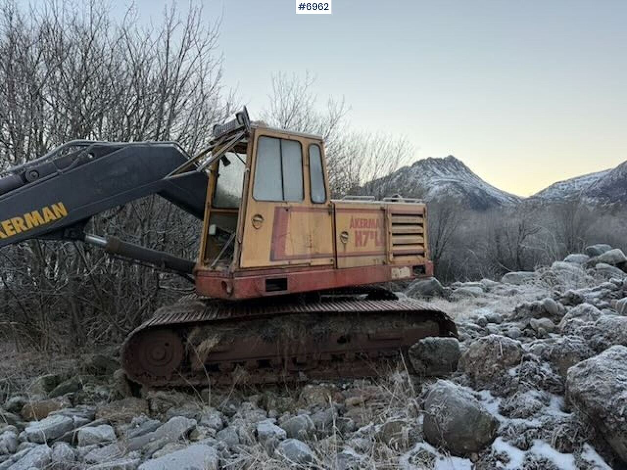 1985 Åkerman H7L excavator, side view 1985 Åkerman H7L excavator, side view