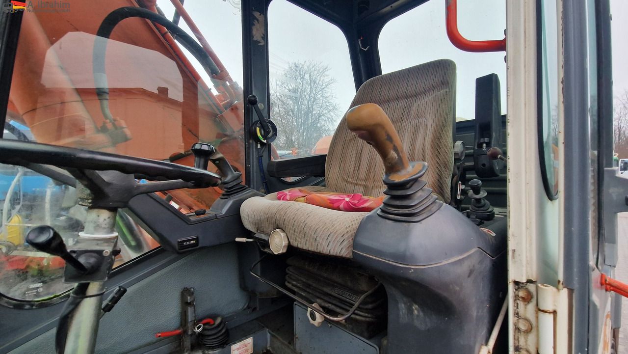 1990 Atlas 1604K wheel excavator interior view