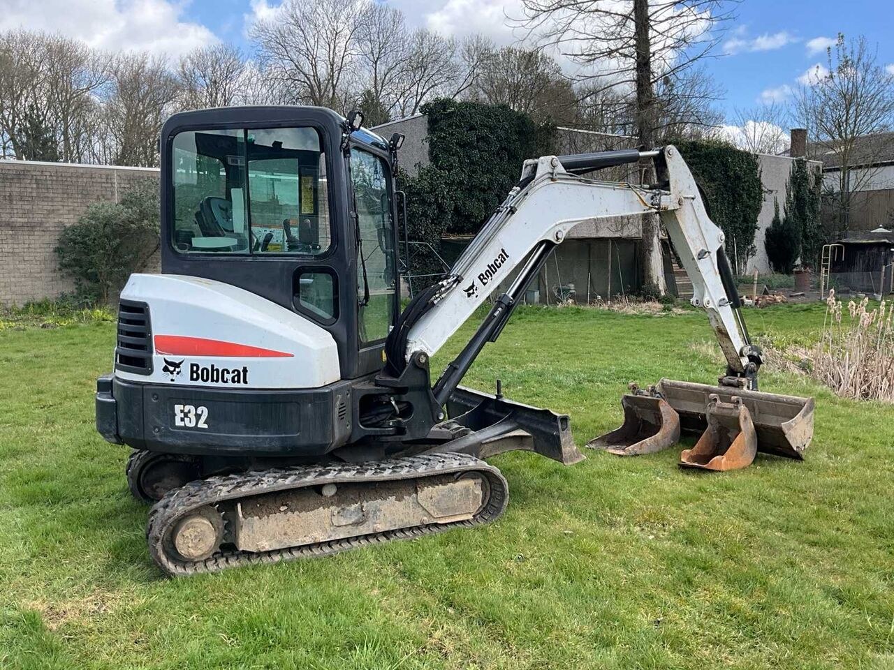 2016 Bobcat E32 crawler excavator, side profile view