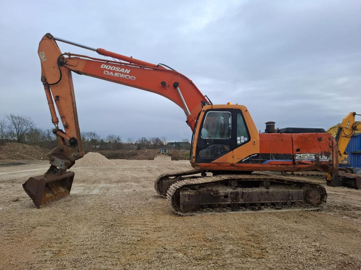 2005 Doosan Solar 255LC-V crawler excavator, side view