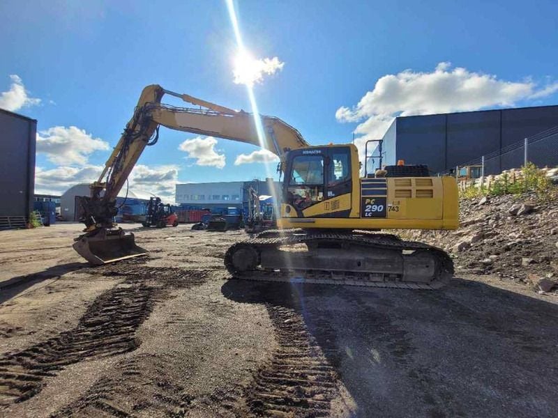 2018 Komatsu PC290LC-11 crawler excavator, side profile view 2018 Komatsu PC290LC-11 crawler excavator, side profile view