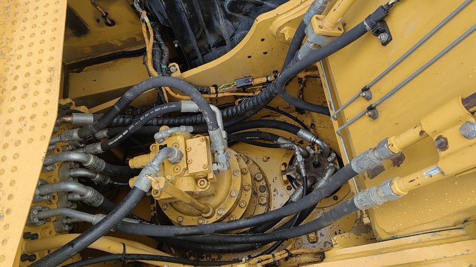 2021 Caterpillar 320GC crawler excavator hydraulic pump detail 2021 Caterpillar 320GC crawler excavator hydraulic pump detail