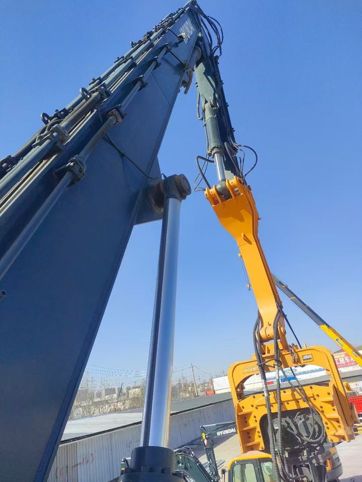 2020 Hyundai 395VS excavator boom and pile driver attachment 2020 Hyundai 395VS excavator boom and pile driver attachment