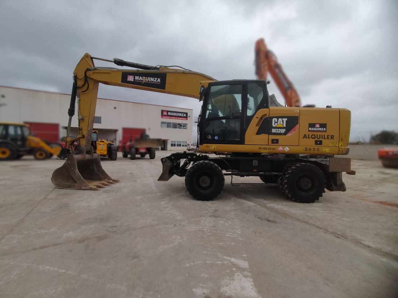 2018 Caterpillar M320F wheel excavator side view
