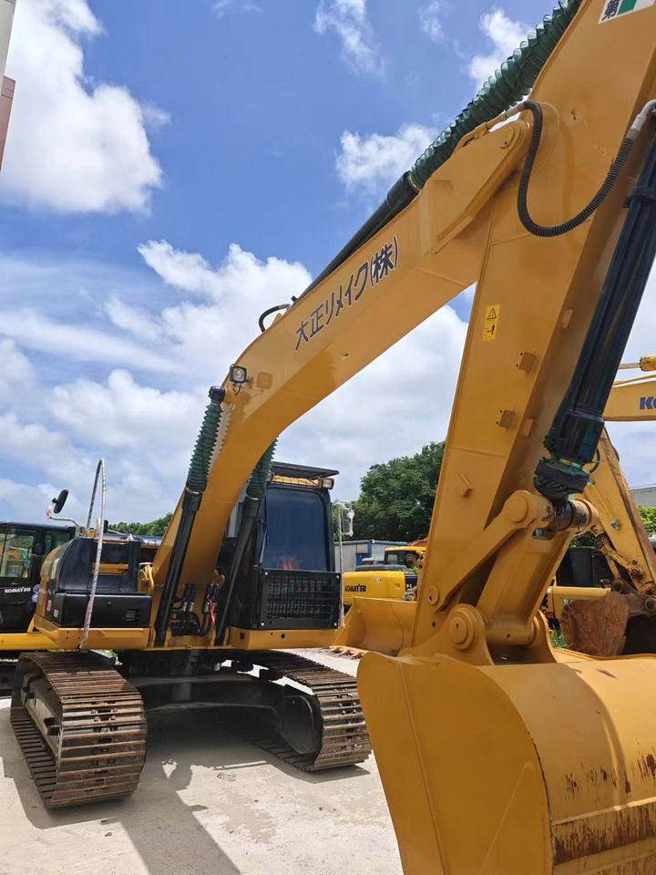 2022 Caterpillar 320D гусеничный экскаватор, вид сбоку на стрелу и кабину