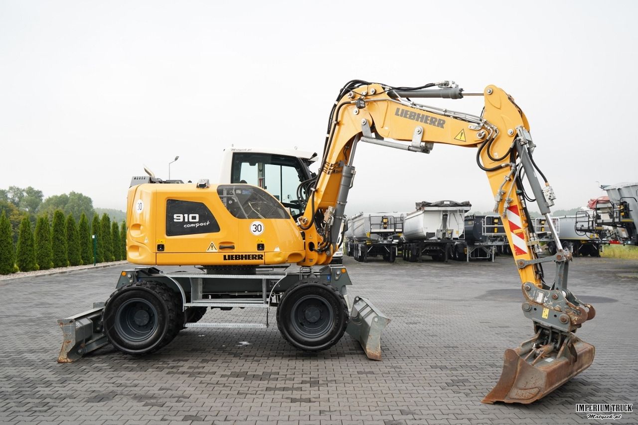 2020 Liebherr 910 Compact Litronic wheel excavator side view