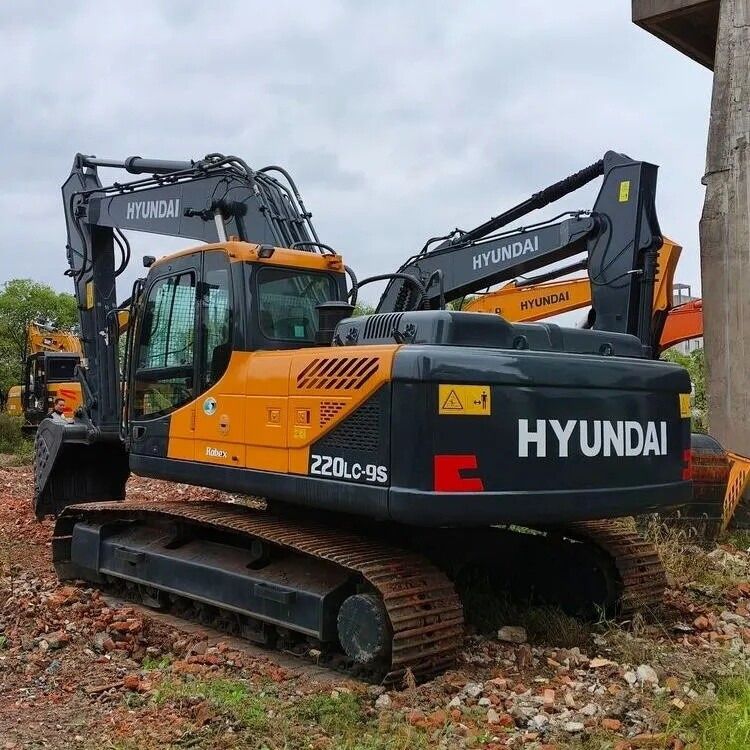 Hyundai 220LC-9S crawler excavator, rear three-quarter view Hyundai 220LC-9S crawler excavator, rear three-quarter view