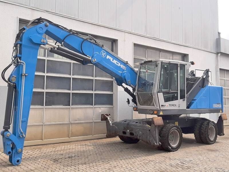 2016 Fuchs MHL320F material handler, side profile view
