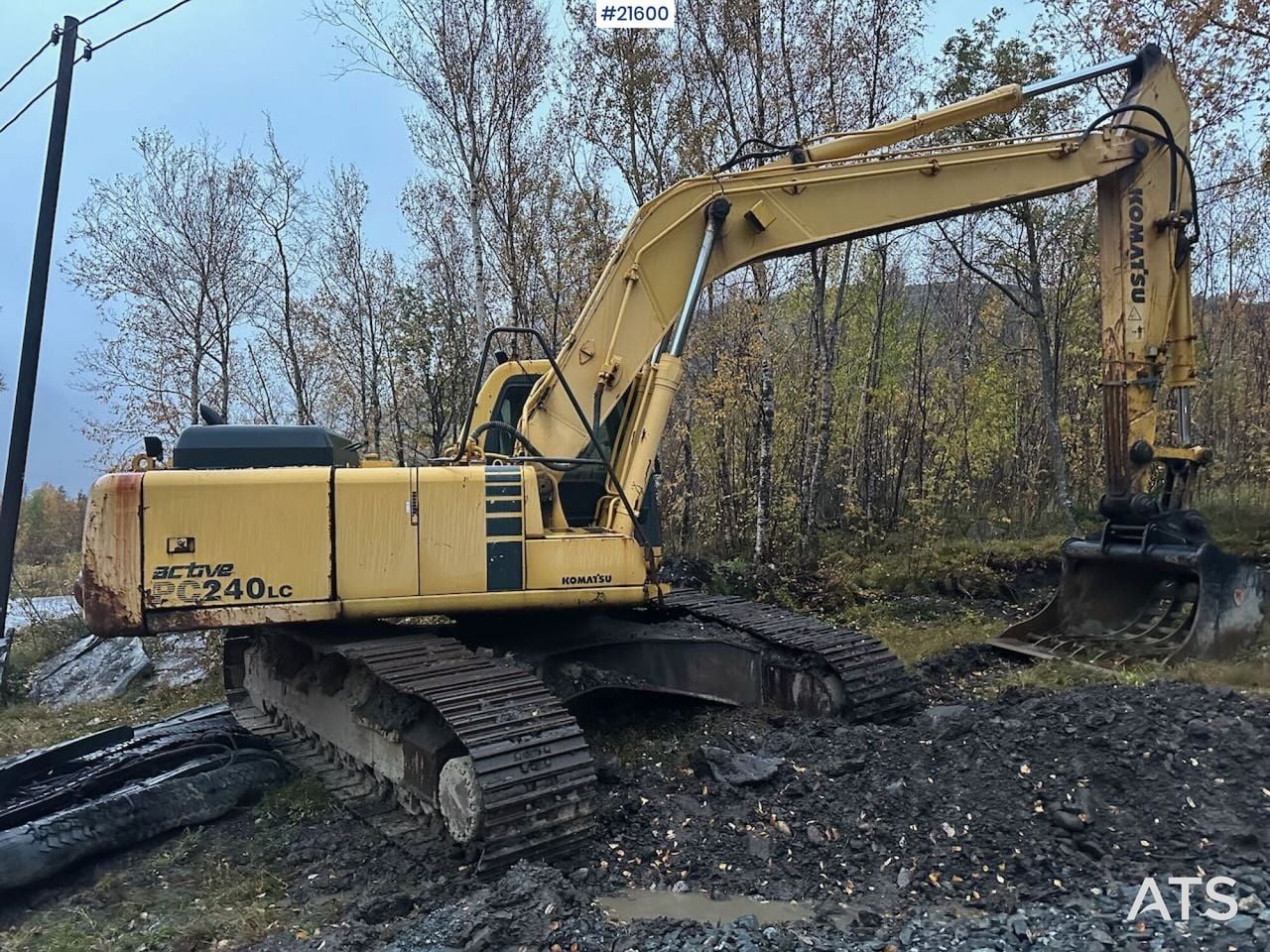 2000 Komatsu PC240LC crawler excavator, side profile view 2000 Komatsu PC240LC crawler excavator, side profile view