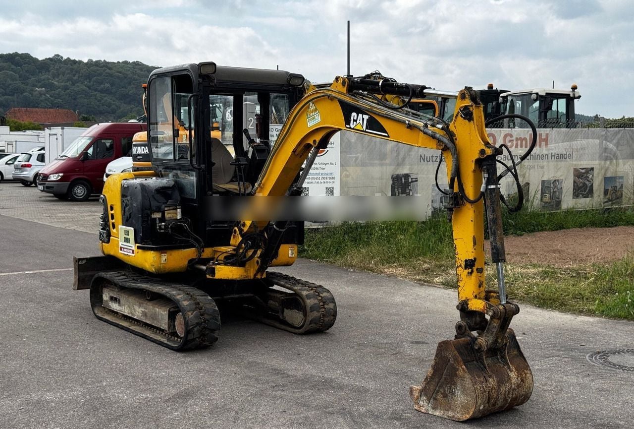 2001 Caterpillar 302.5 mini excavator, side view