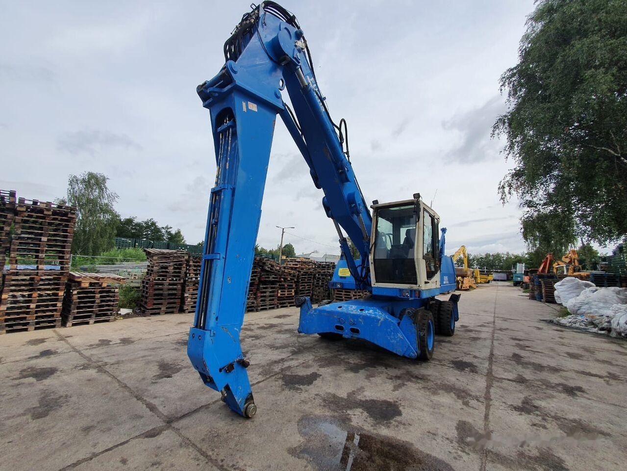 2003 Fuchs MHL340C FQC material handler, front three-quarter view 2003 Fuchs MHL340C FQC material handler, front three-quarter view