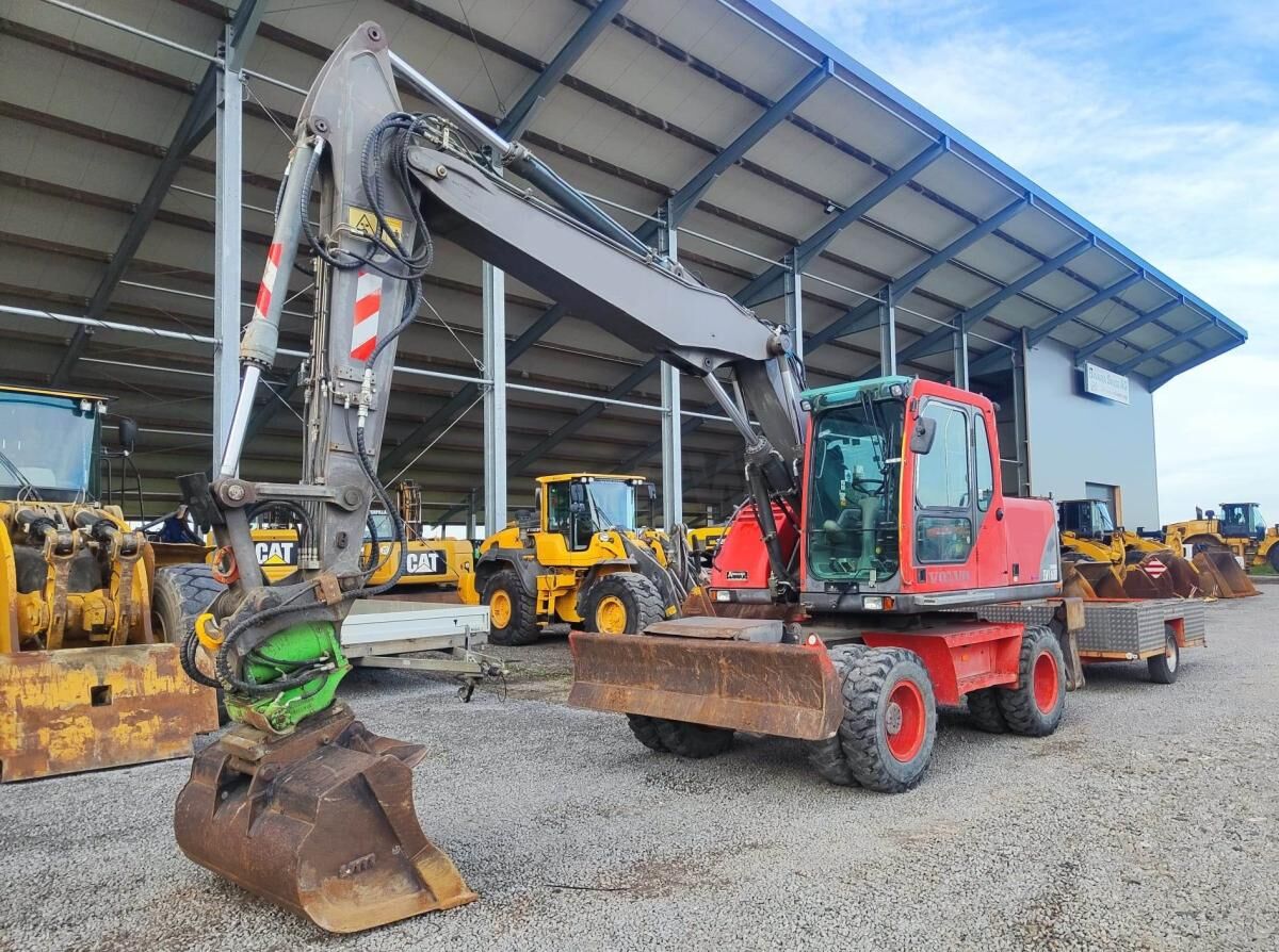 2005 Volvo EW160B wheel excavator, rear three-quarter view 2005 Volvo EW160B wheel excavator, rear three-quarter view