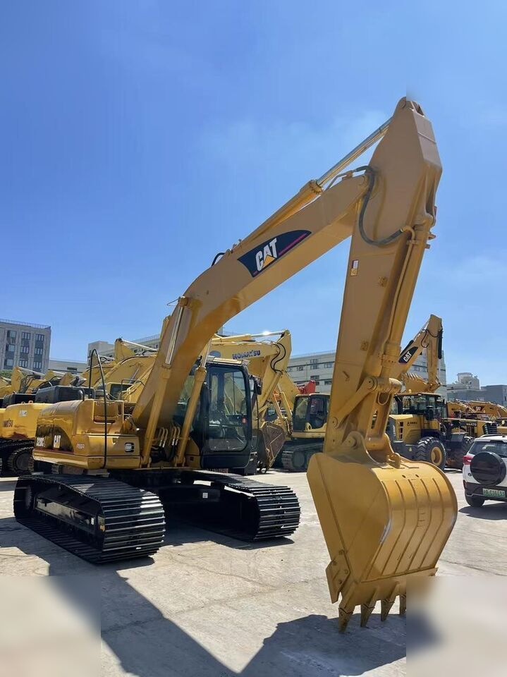 Pelle sur chenilles Caterpillar 320CL de 2020, vue arrière trois-quarts