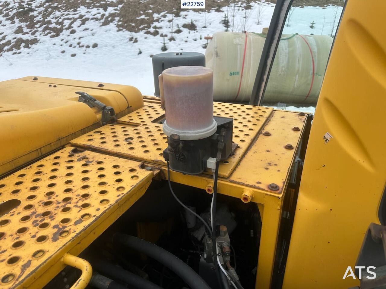 2006 Volvo EC240BLC crawler excavator upper deck view 2006 Volvo EC240BLC crawler excavator upper deck view