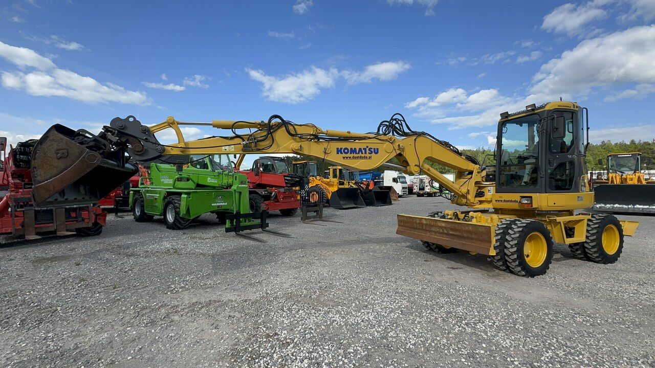 2009 Komatsu PW98MR-8 wheel excavator, side view 2009 Komatsu PW98MR-8 wheel excavator, side view