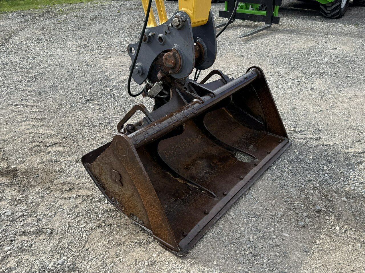 2009 Komatsu PW98MR-8 wheel excavator bucket and quick coupler 2009 Komatsu PW98MR-8 wheel excavator bucket and quick coupler