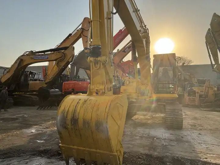 2014 Komatsu PC220-8MO crawler excavator front view 2014 Komatsu PC220-8MO crawler excavator front view