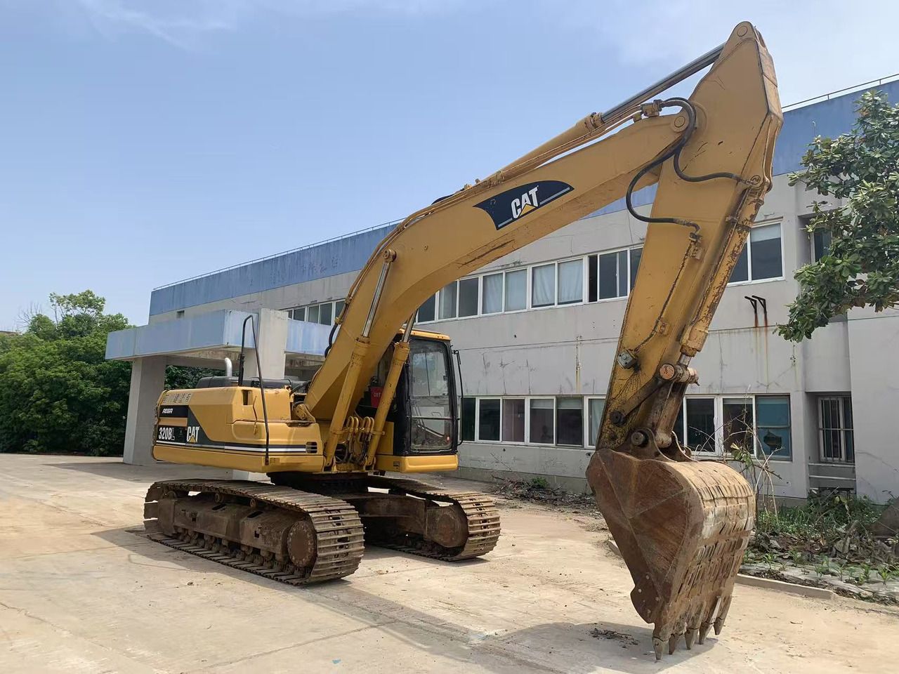 2015 Caterpillar 320BL crawler excavator, side view 2015 Caterpillar 320BL crawler excavator, side view