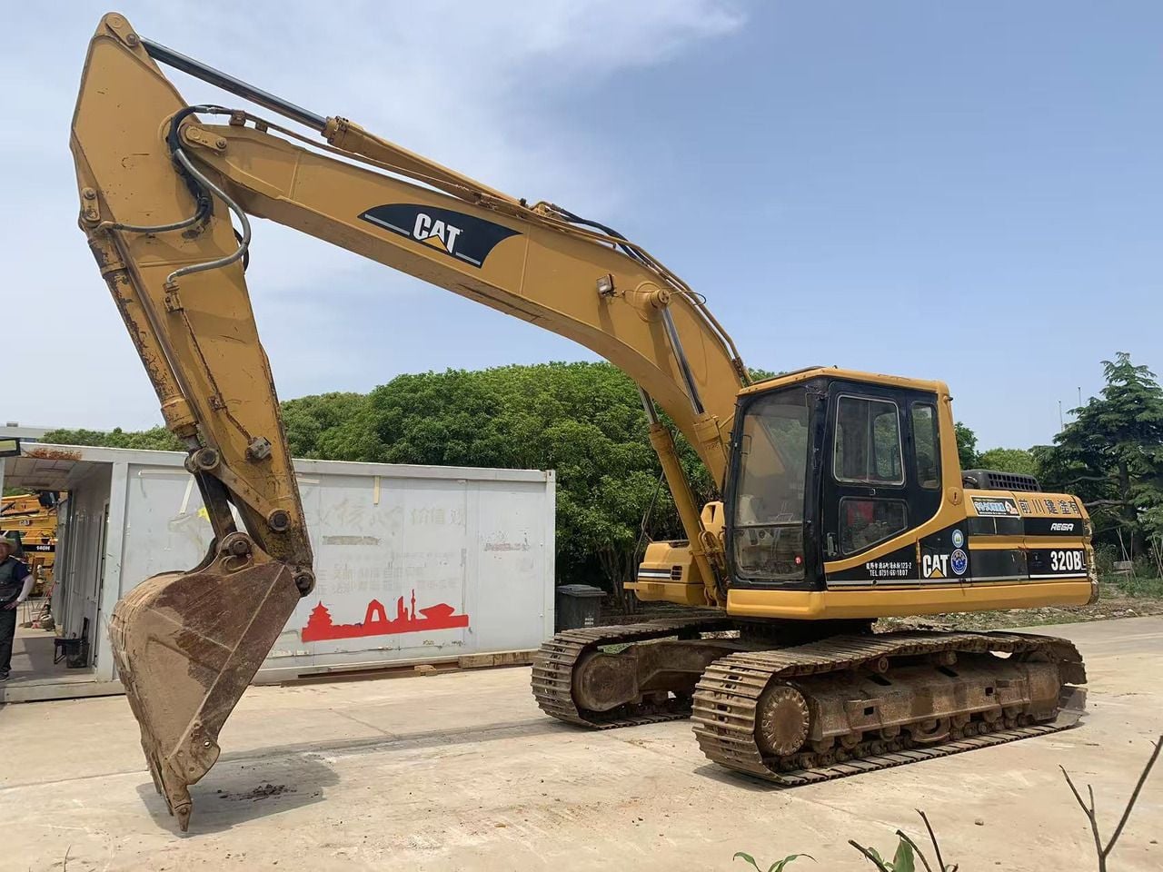 2015 Caterpillar 320BL crawler excavator, side profile view 2015 Caterpillar 320BL crawler excavator, side profile view