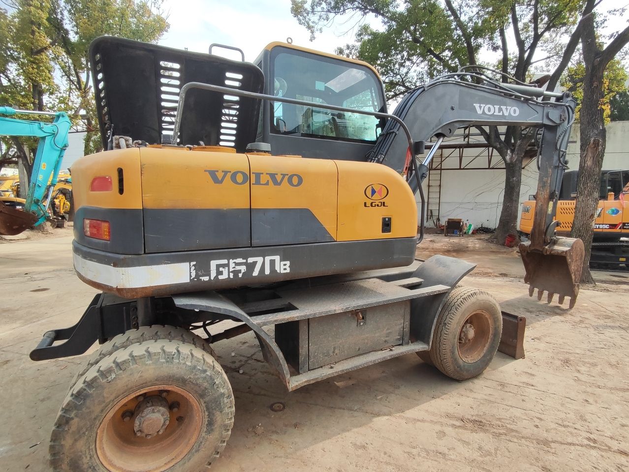 2016 Volvo LG670BM wheel excavator, rear three-quarter view 2016 Volvo LG670BM wheel excavator, rear three-quarter view