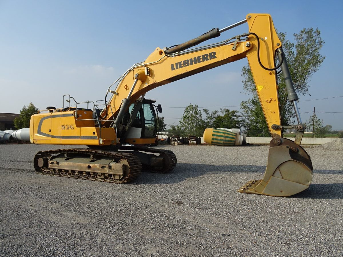 2017 Liebherr R936 NLC crawler excavator, side view 2017 Liebherr R936 NLC crawler excavator, side view