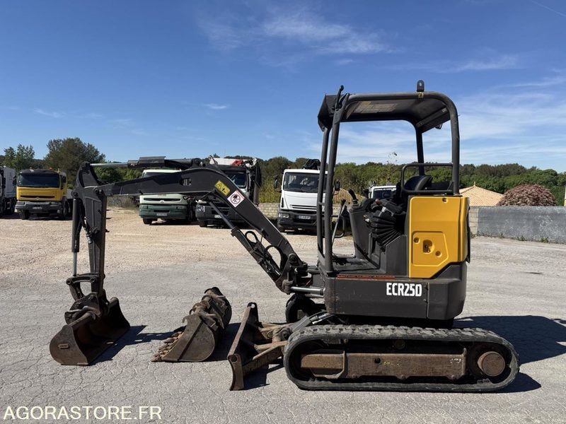 2017 Volvo ECR25D Mini Excavator 2017 Volvo ECR25D Mini Excavator