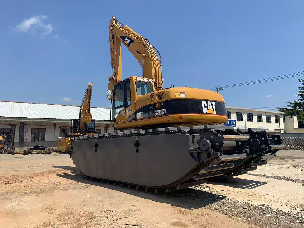 2018 Caterpillar 320CL crawler excavator, rear three-quarter view 2018 Caterpillar 320CL crawler excavator, rear three-quarter view