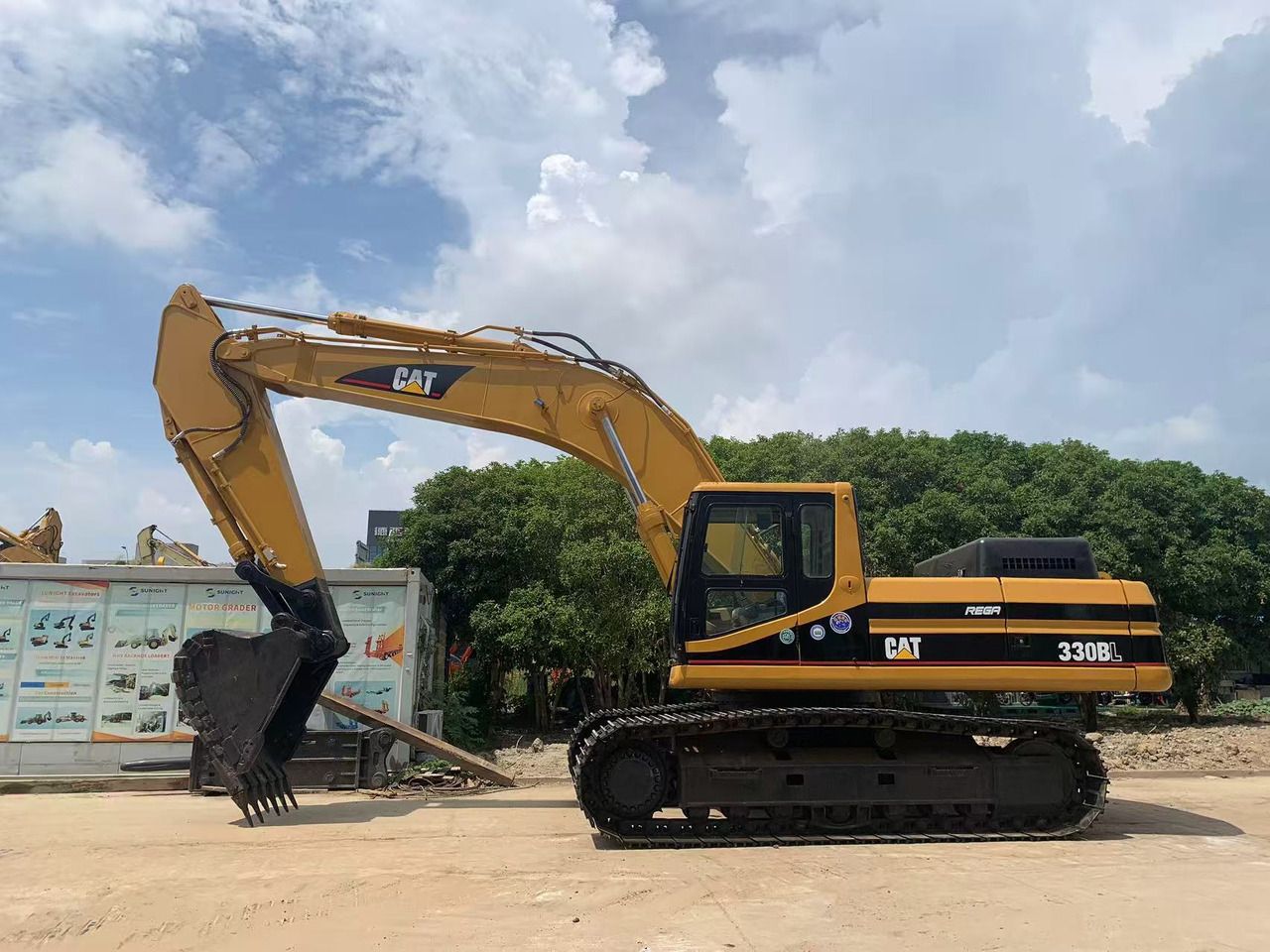 2018 Caterpillar 330BL crawler excavator, side view 2018 Caterpillar 330BL crawler excavator, side view