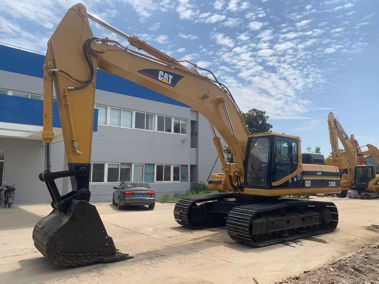 2018 Caterpillar 330BL crawler excavator, side view 2018 Caterpillar 330BL crawler excavator, side view