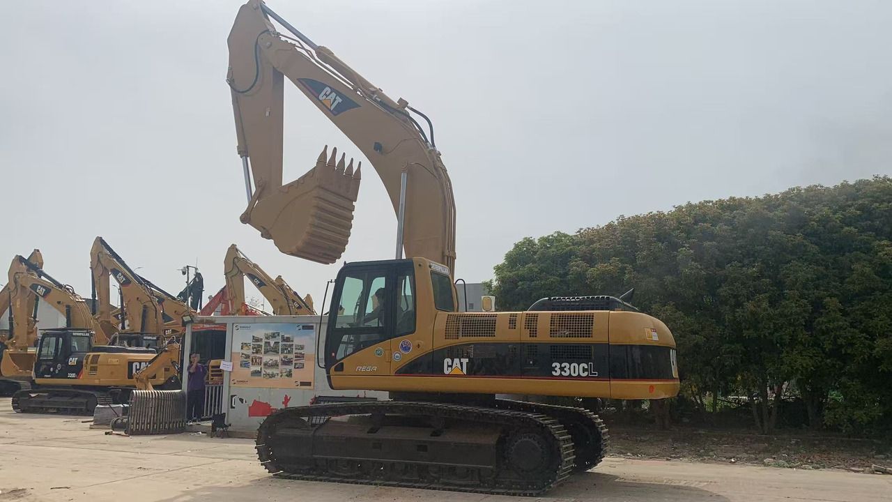 2018 Caterpillar 330CL crawler excavator side view 2018 Caterpillar 330CL crawler excavator side view