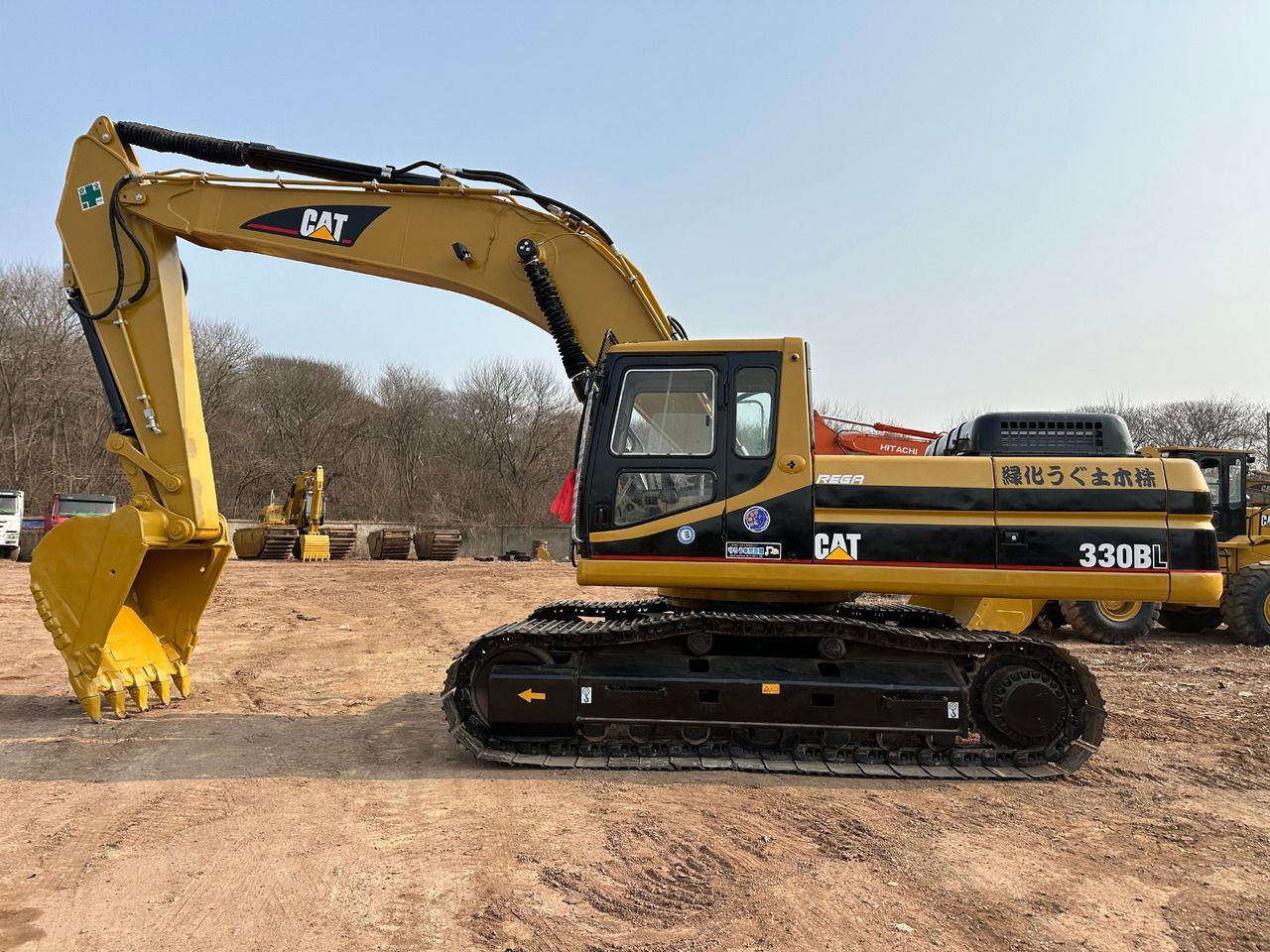 2018 Caterpillar 330BL crawler excavator, side view 2018 Caterpillar 330BL crawler excavator, side view