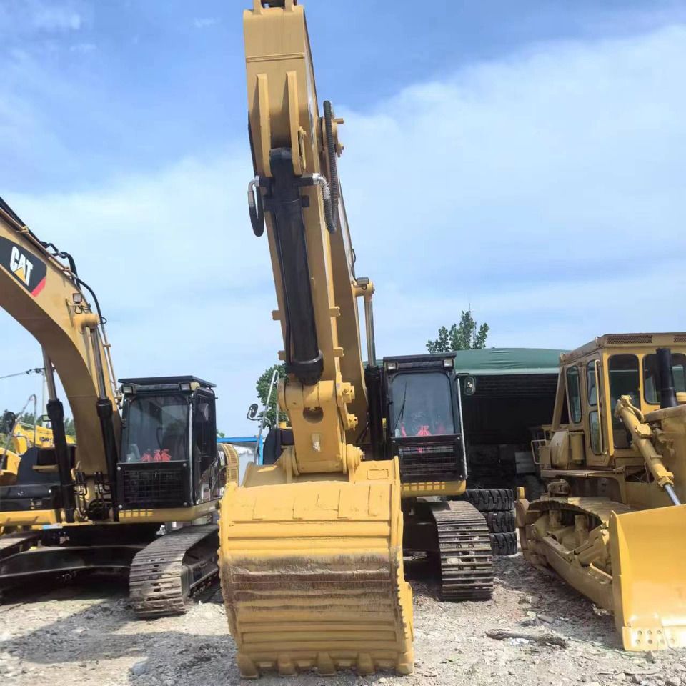 2018 Caterpillar 336D crawler excavator, front view of bucket and boom 2018 Caterpillar 336D crawler excavator, front view of bucket and boom