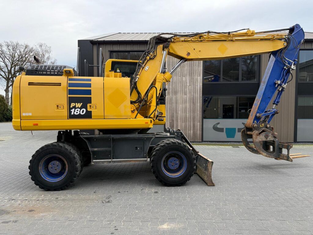 2018 Komatsu PW180-10 wheel excavator, side profile view 2018 Komatsu PW180-10 wheel excavator, side profile view