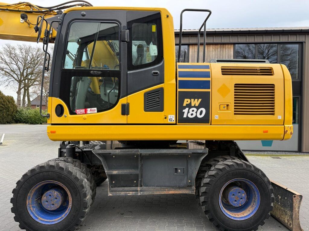 2018 Komatsu PW180-10 wheel excavator, side view 2018 Komatsu PW180-10 wheel excavator, side view