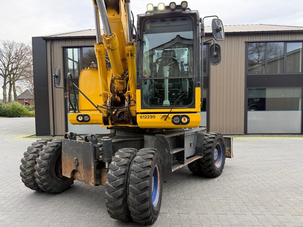 2018 Komatsu PW180-10 wheel excavator, front view 2018 Komatsu PW180-10 wheel excavator, front view