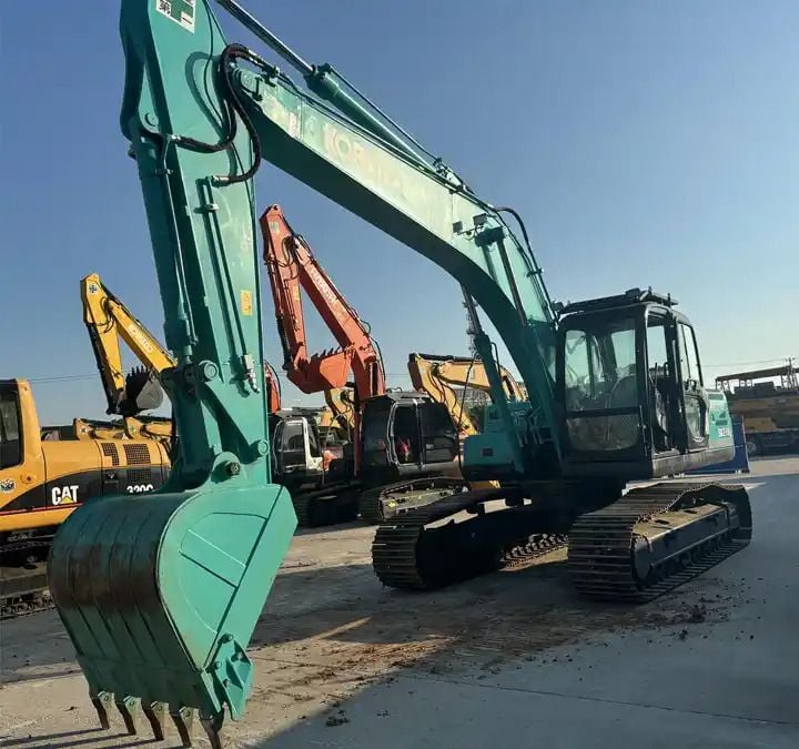 Gusjenični bager Japanski višak Građevinski bager Kobelco SK210 SK230 Gusjenični bager s cijevi za čekić u Šangaju (2019)