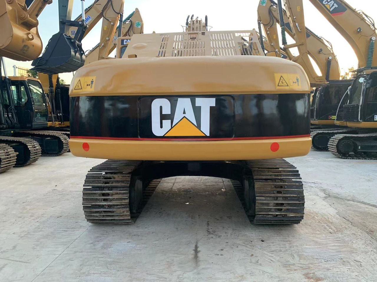 Гусеничный экскаватор 2020 Caterpillar 320CL, вид сзади Гусеничный экскаватор 2020 Caterpillar 320CL, вид сзади