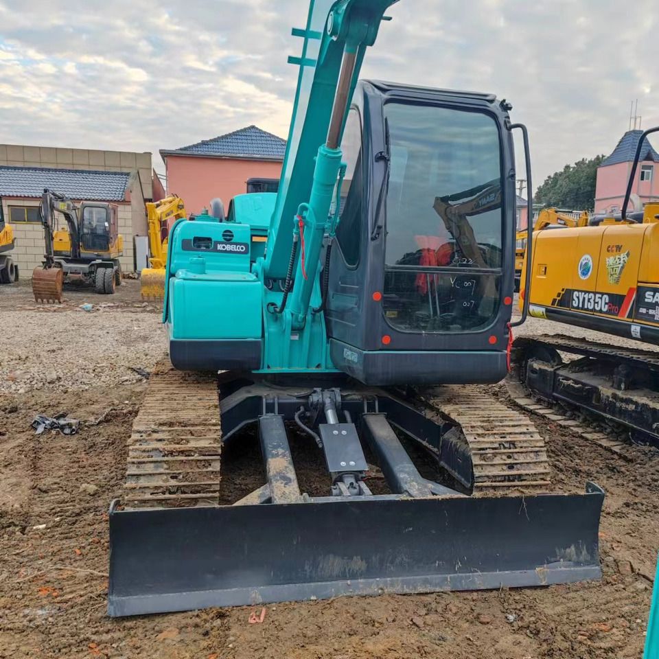 2020 Kobelco SK75 mini excavator, front view with blade 2020 Kobelco SK75 mini excavator, front view with blade