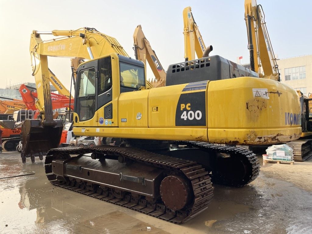 2020 Komatsu PC400 crawler excavator, side view