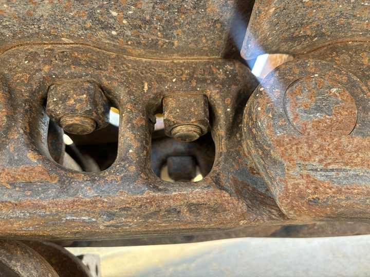 2020 Komatsu PC460-8 excavator track link detail