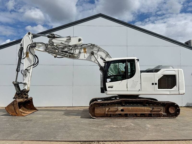 2020 Liebherr R922LC crawler excavator side view 2020 Liebherr R922LC crawler excavator side view